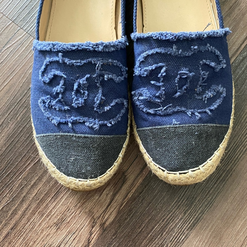 CHANEL Logo pumps